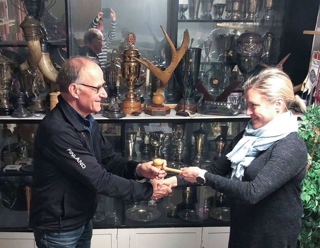 Akilleksen hiihtojaoston pikäaikainen puheenjohtaja Lars Meyer luovutti puheenjohtajan nuijan seuraajalleen Katja Laitiselle viime viikolla.